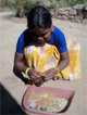 アーンドラ・プラデーシュ州(インド)農村でのビィーディ・メイキング(葉巻タバコ製造)の様子